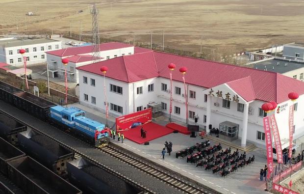 國家電投首臺氫燃料電池混合動力機車上線.jpg