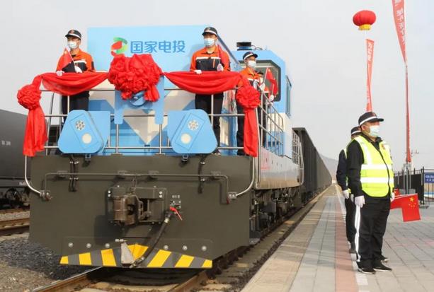 國家電投首臺氫燃料電池混合動力機車上線.jpg