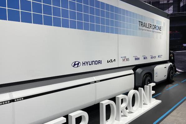現(xiàn)代Trailer Drone概念卡車亮相，拉貨能手.jpg