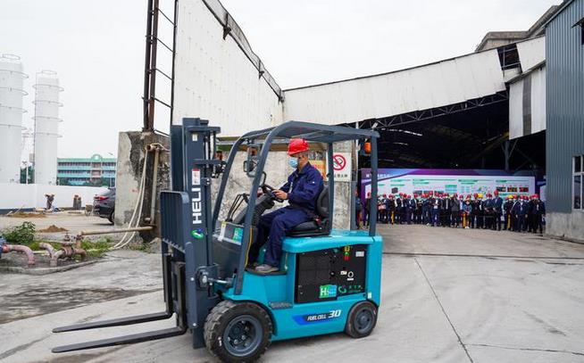 氫能玩出新寬度！我國(guó)第一臺(tái)氫能叉車應(yīng)用整體解決方案在南海落地.jpg