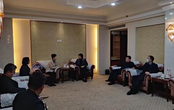 臺前縣長李志華帶領(lǐng)團(tuán)隊(duì)赴北京與中國氫能有限公司對接合作項(xiàng)目.jpg