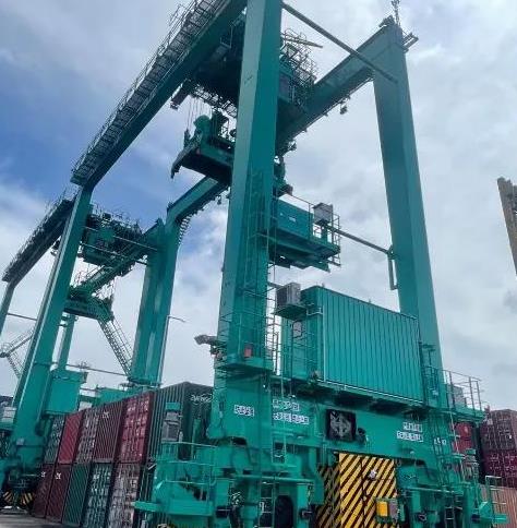 世界上第一臺(tái)氫燃料電池輪胎吊投入試運(yùn)行.jpg