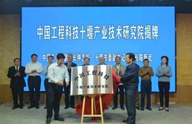 湖北省建設(shè)氫燃料電池汽車產(chǎn)業(yè)集群，十堰市開展重卡換電模式試點(diǎn).jpg