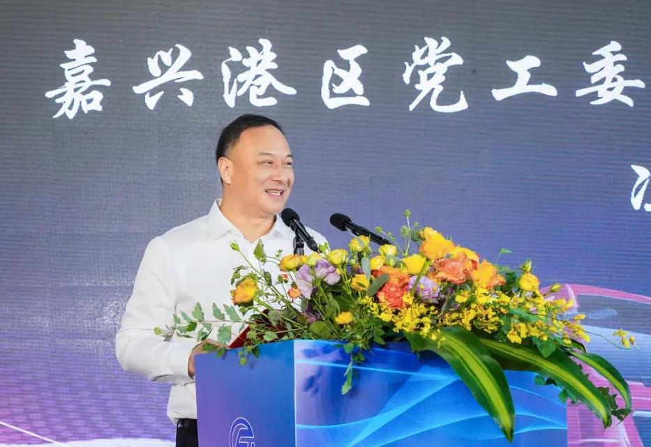50臺(tái)氫能重卡！嘉興港區(qū)舉行氫能重卡示范運(yùn)行交付暨浙江飛馳汽車首臺(tái)氫能重卡下線儀式.jpg