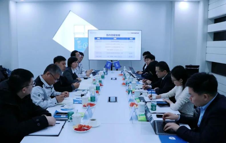 段志潔、高繼東、張?zhí)煊鸱謩e代表各方在合作協(xié)議上簽字.jpg