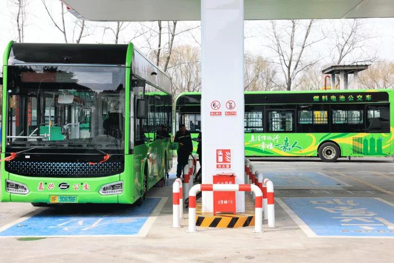 嘉興城市公交公司首批氫燃料電池公交投運(yùn)，飛馳科技助力低碳交通.jpg