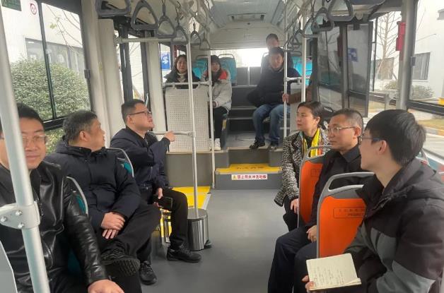 成都市經(jīng)信局領導一行實地調(diào)研成都新研并試乘氫能公交.jpg