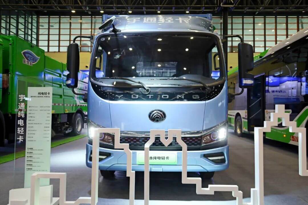 宇通新能源產(chǎn)品亮相2023第十一屆鄭州國際新能源汽車博覽會.jpg